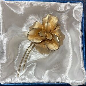 Elegant Vintage MCM Gold tone Flower Brooch